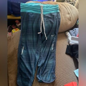 Nike yoga capris women’s small